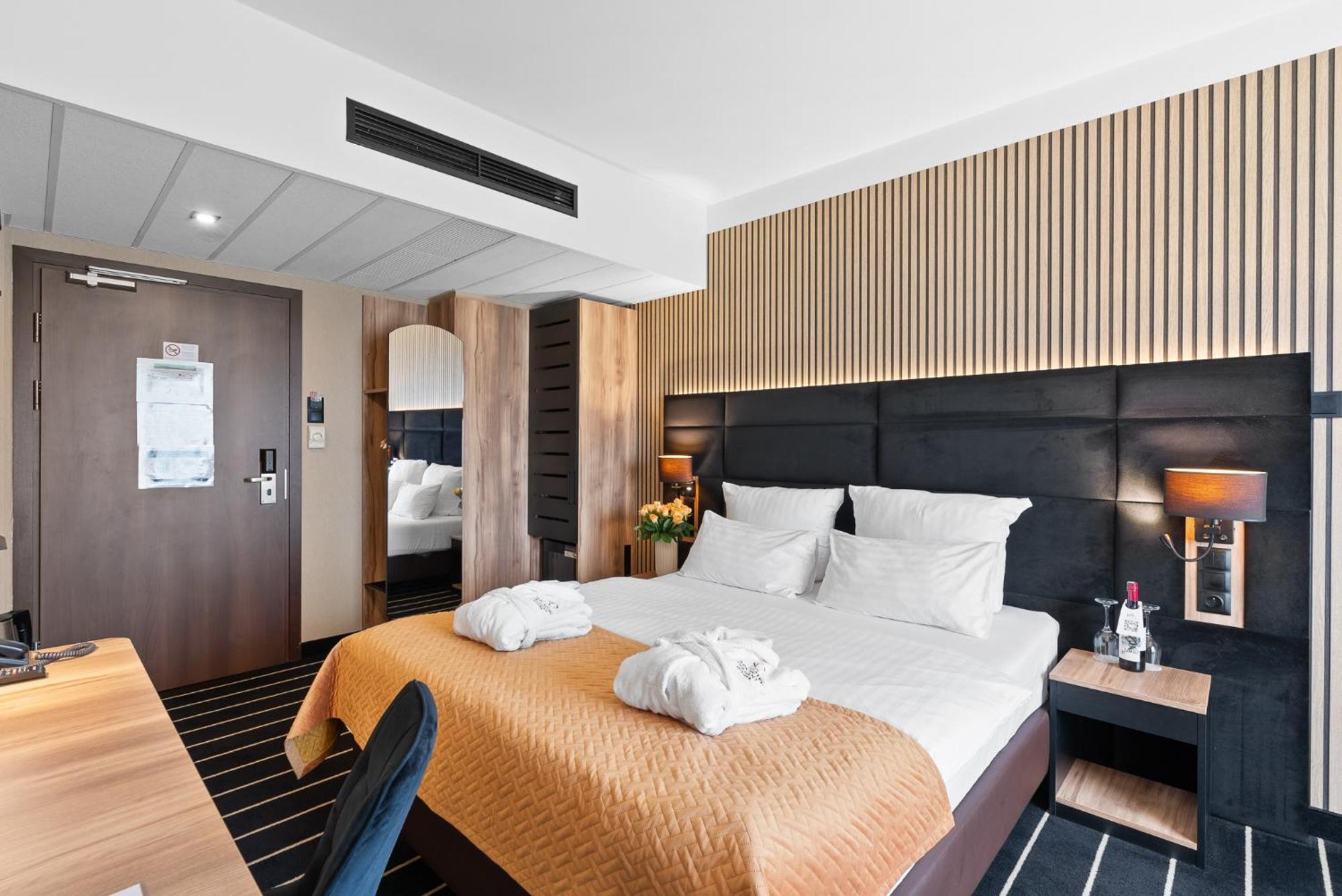 Double Room Bath,1677853890:JPEG